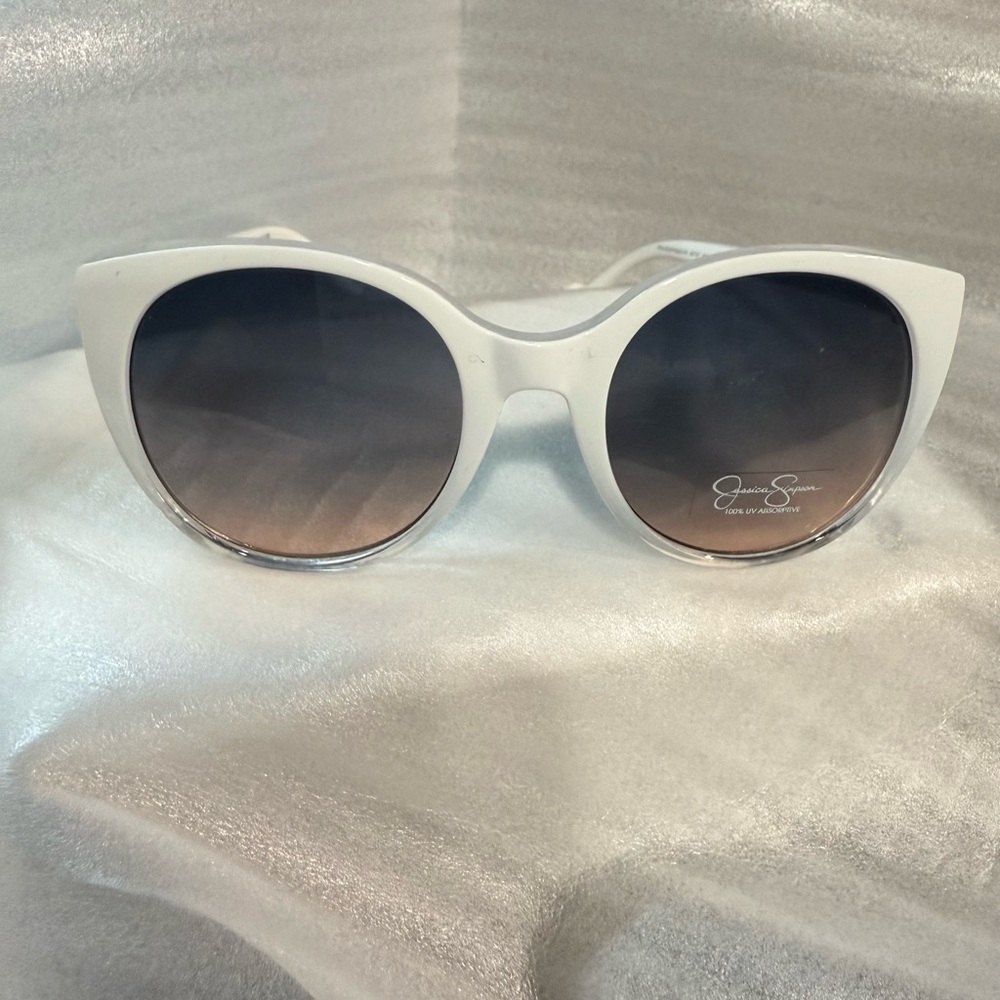 NWT-Jessica Simpson**FREE gift included**White Cat-Eyes Style Sunglasses